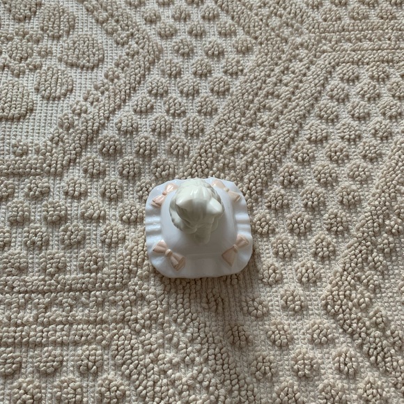 Vintage Avon “Sitting Pretty” Perfume Collectable - Picture 2 of 5